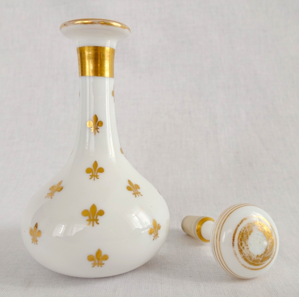 Baccarat : flacon / carafe à liqueur royaliste en opaline dorée fleurs de lys vers 1860