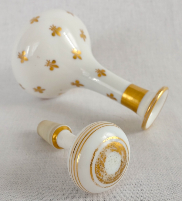 Baccarat : flacon / carafe à liqueur royaliste en opaline dorée fleurs de lys vers 1860