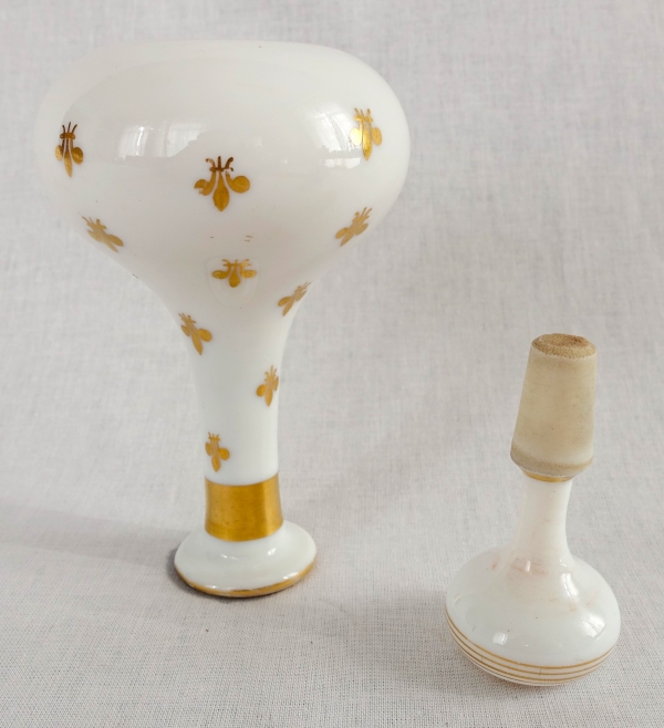 Baccarat : flacon / carafe à liqueur royaliste en opaline dorée fleurs de lys vers 1860