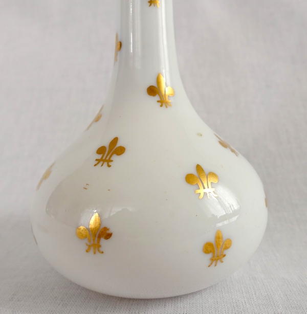 Baccarat : flacon / carafe à liqueur royaliste en opaline dorée fleurs de lys vers 1860