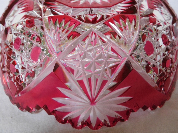 Coupe, jatte ou vide-poche en cristal de Baccarat overlay rose