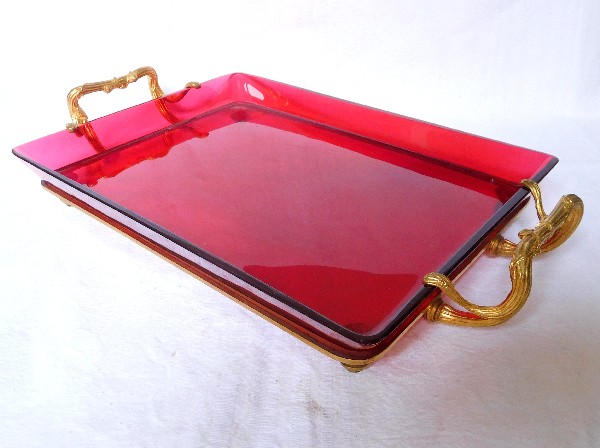 Plateau de service en cristal de Baccarat rouge rubis, monture en bronze doré signée