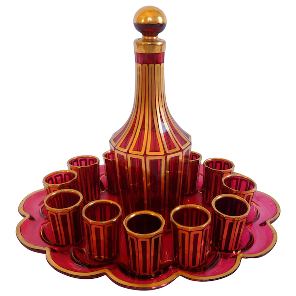 Service à liqueur en cristal de Baccarat rouge, modèle Cannelures réhaussé de filets or, étiquette papier