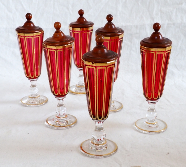 Service à liqueur en cristal de Baccarat rouge rubis et doré, modèle Cannelures - étiquette papier