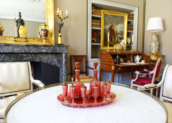 Service à liqueur en cristal de Baccarat rouge rubis et doré, modèle Cannelures - étiquette papier