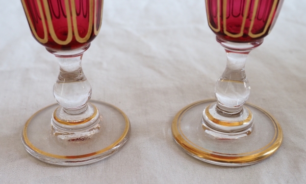 Service à liqueur en cristal de Baccarat rouge rubis et doré, modèle Cannelures - étiquette papier