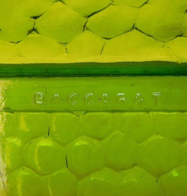 Service à liqueur en cristal de Baccarat vert chartreuse doré, étiquette papier