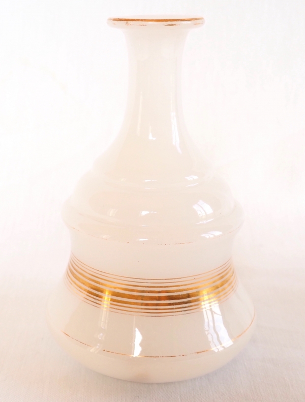 Service de nuit / verre d'eau en cristal de Baccarat - opaline blanche dorée à l'or fin