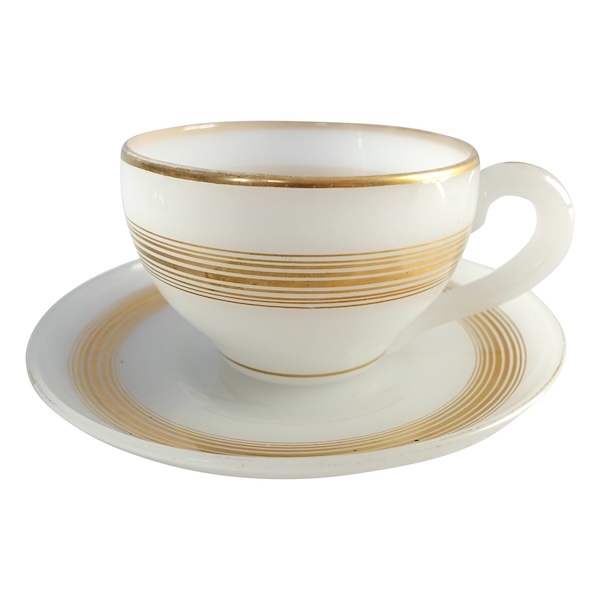 Baccarat - tasse à chocolat, opaline savonneuse rehaussée de filets or - vers 1850