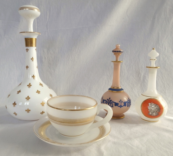 Baccarat - tasse à chocolat, opaline savonneuse rehaussée de filets or - vers 1850