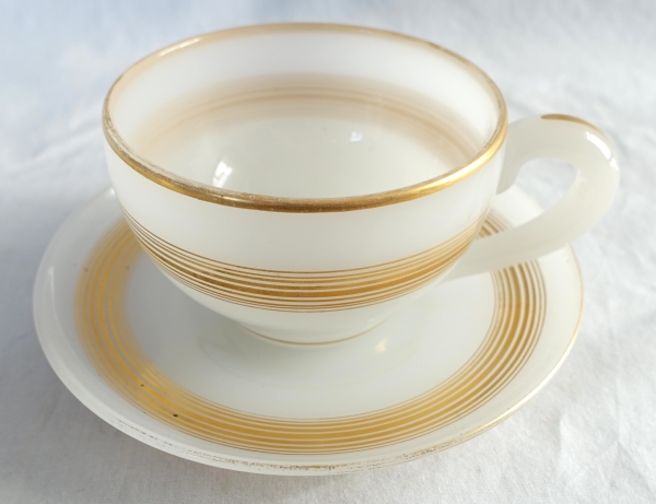 Baccarat - tasse à chocolat, opaline savonneuse rehaussée de filets or - vers 1850