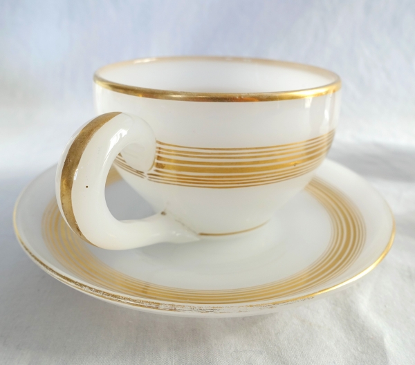 Baccarat - tasse à chocolat, opaline savonneuse rehaussée de filets or - vers 1850