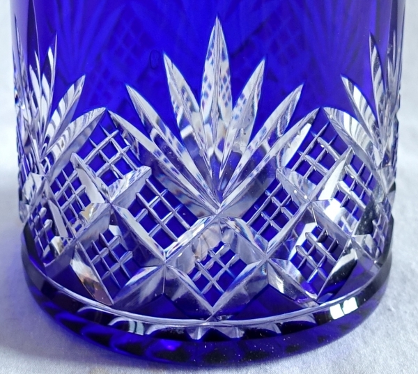 Très grand flacon en cristal de Baccarat overlay bleu cobalt - modèle Douai - 20,2cm