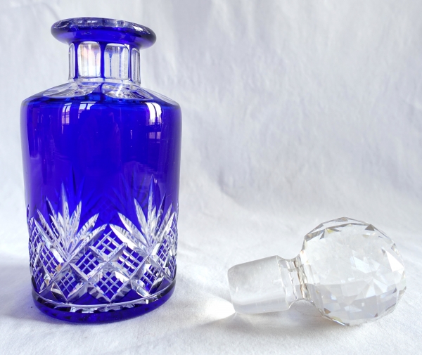 Très grand flacon en cristal de Baccarat overlay bleu cobalt - modèle Douai - 20,2cm