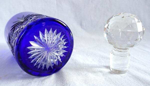 Très grand flacon en cristal de Baccarat overlay bleu cobalt - modèle Douai - 20,2cm