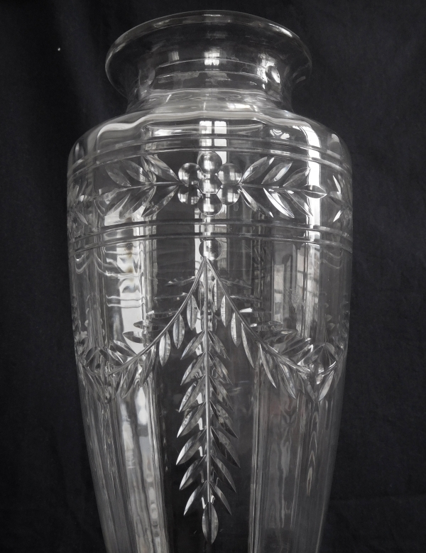 Très grand vase en cristal de Baccarat taillé à lauriers et côtes vénitiennes - 49cm