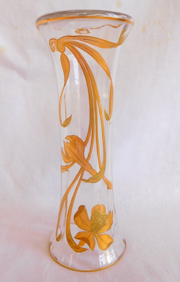 Grand vase en cristal de Saint Louis doré à l'or fin, modèle aux iris, époque Art Nouveau