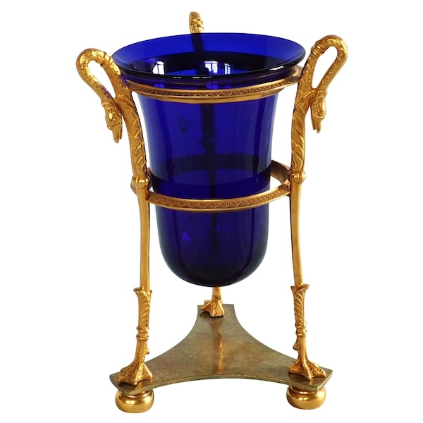 Vase en athénienne d'époque Empire, bronze doré et cristal bleu, décor aux cols de cygnes