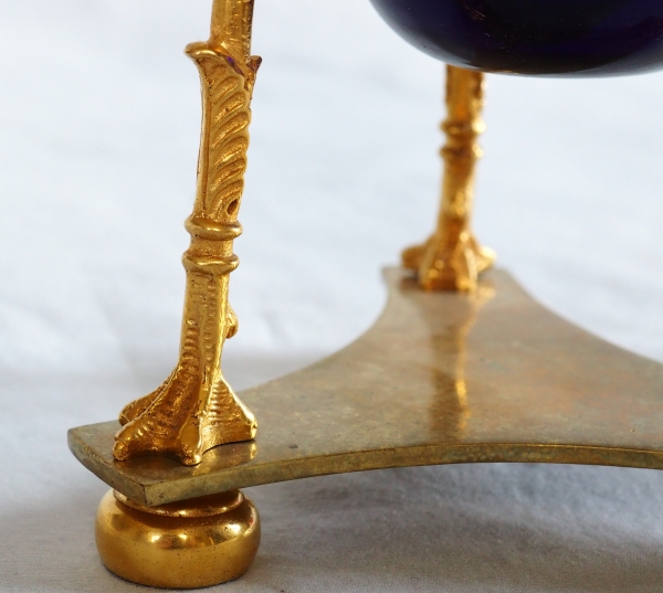 Vase en athénienne d'époque Empire, bronze doré et cristal bleu, décor aux cols de cygnes