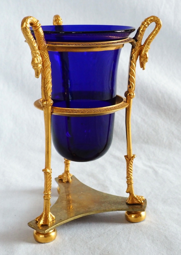 Vase en athénienne d'époque Empire, bronze doré et cristal bleu, décor aux cols de cygnes