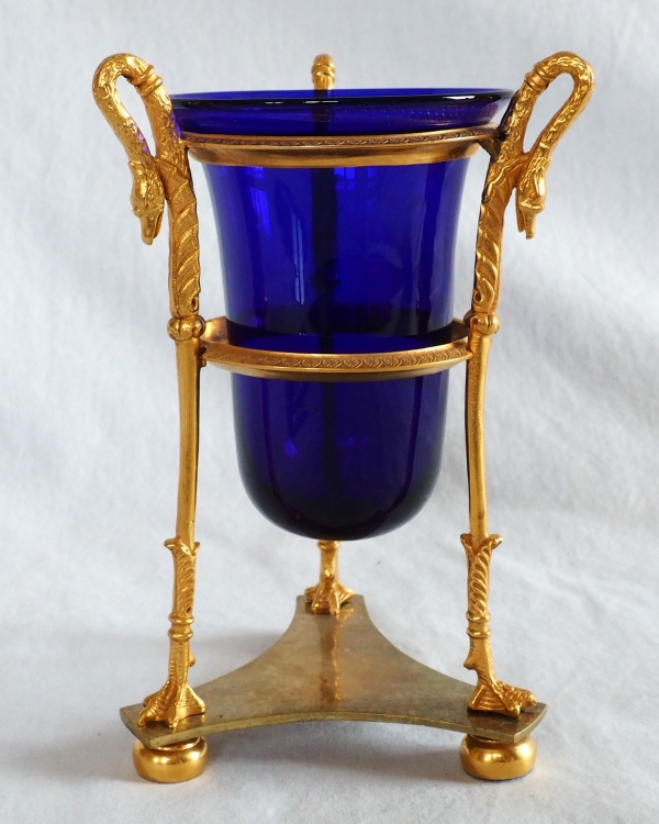 Vase en athénienne d'époque Empire, bronze doré et cristal bleu, décor aux cols de cygnes