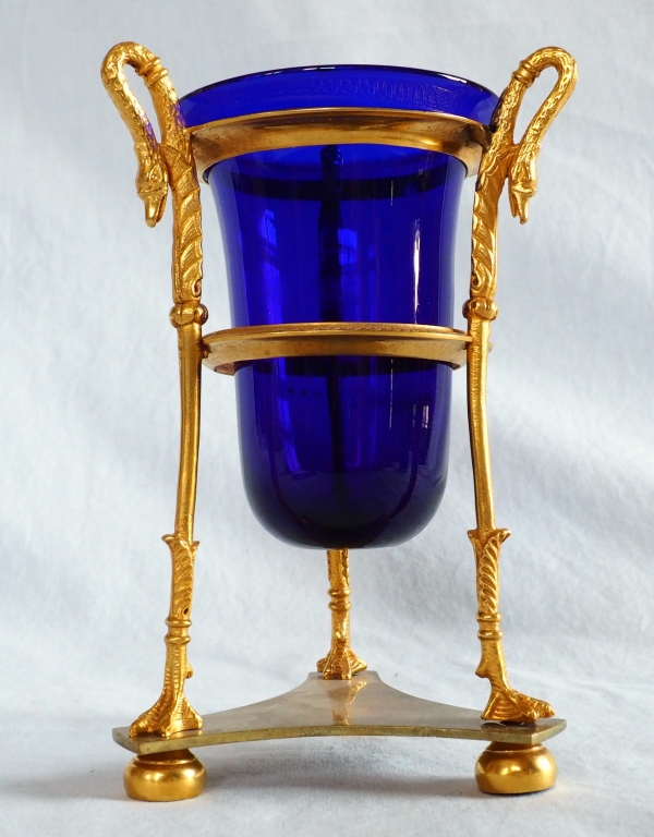 Vase en athénienne d'époque Empire, bronze doré et cristal bleu, décor aux cols de cygnes