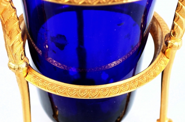 Vase en athénienne d'époque Empire, bronze doré et cristal bleu, décor aux cols de cygnes