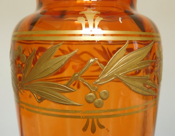 Vase en cristal de Baccarat orange, décor de feuilles d'olivier doré à l'or fin