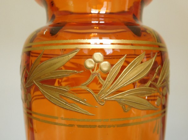 Vase en cristal de Baccarat orange, décor de feuilles d'olivier doré à l'or fin