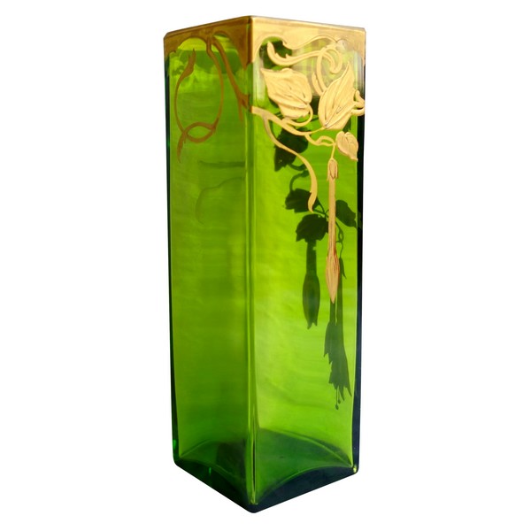 Vase en cristal de Baccarat vert rehaussé à l'or fin, époque Art Nouveau - époque fin XIXe