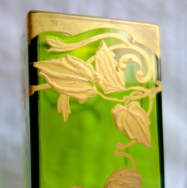 Vase en cristal de Baccarat vert rehaussé à l'or fin, époque Art Nouveau - époque fin XIXe
