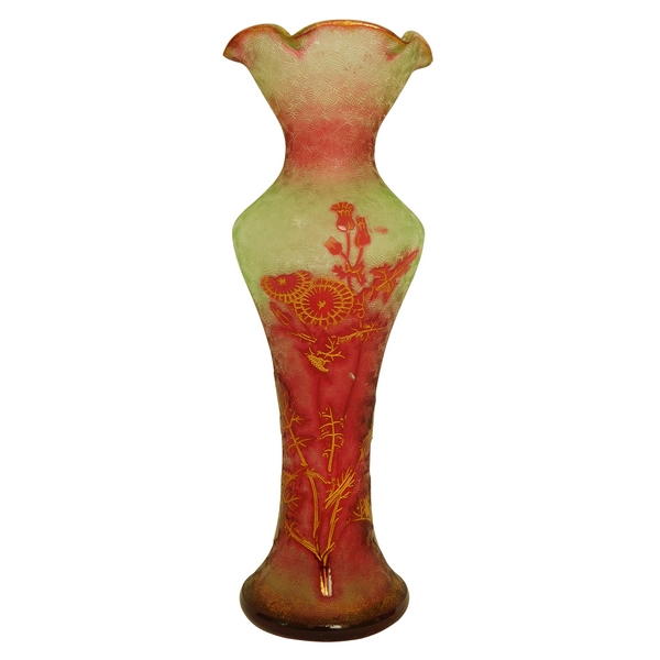 Rare vase en cristal de Baccarat multi-couches aux chardons rouge, vert et doré