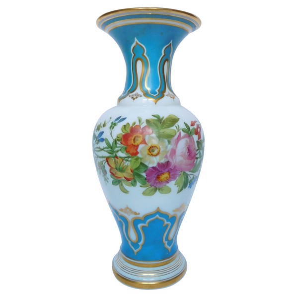 Baccarat : vase en opaline peint de bouquets de fleurs polychrome & or, vers 1840 - 30cm