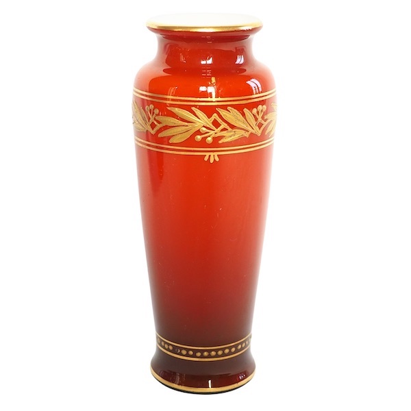 Vase soliflore en cristal de Baccarat overlay orange doublé opaline, décor à l'or fin - étiquette