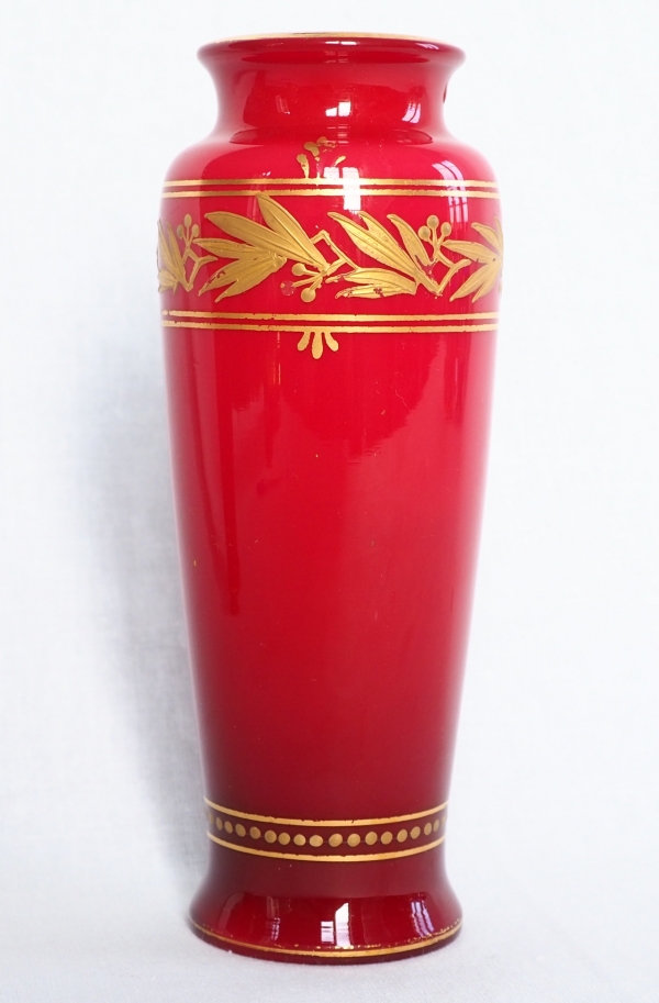 Vase soliflore en cristal de Baccarat overlay rouge doublé opaline, décor à l'or fin - étiquette