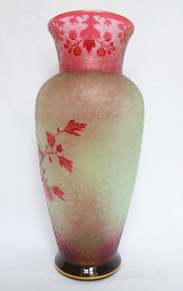 Multilayer Baccarat crystal vase (red, green and gold Eglantier pattern) - signed - 25cm