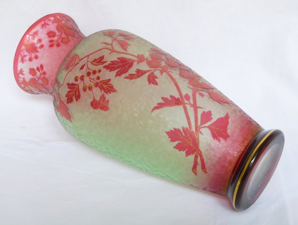 Vase en cristal de Baccarat multicouches - églantier rouge vert et doré - 25cm - signé