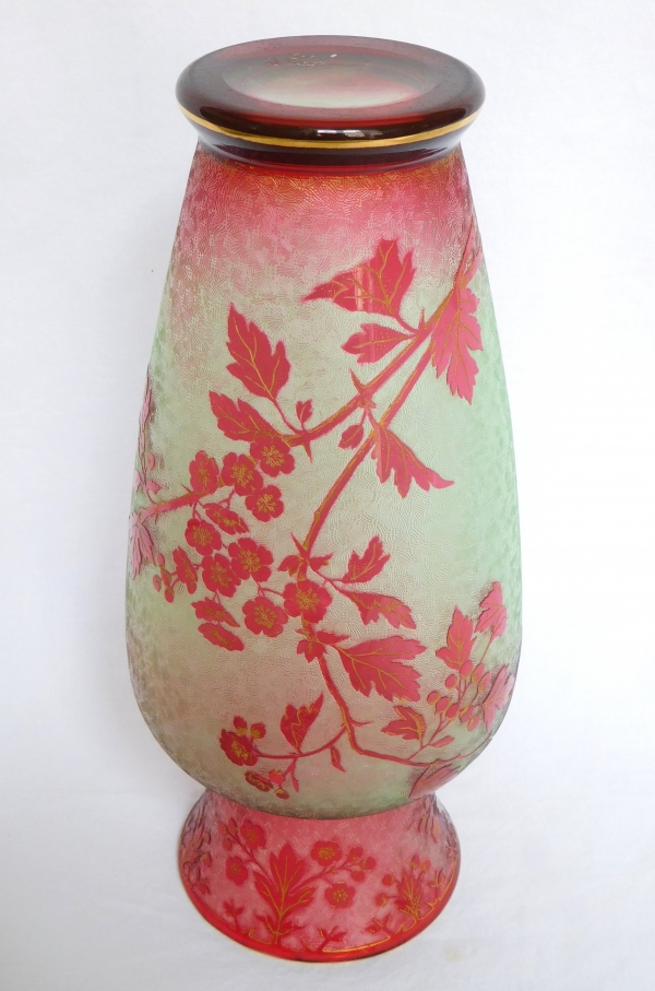 Vase en cristal de Baccarat multicouches - églantier rouge vert et doré - 25cm - signé