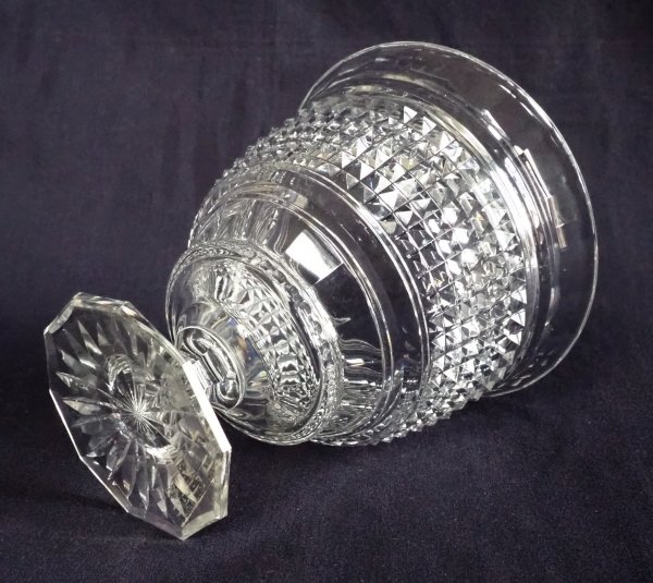 Vase en cristal de Baccarat, cristal taillé en pointes de diamants, musée de Baccarat