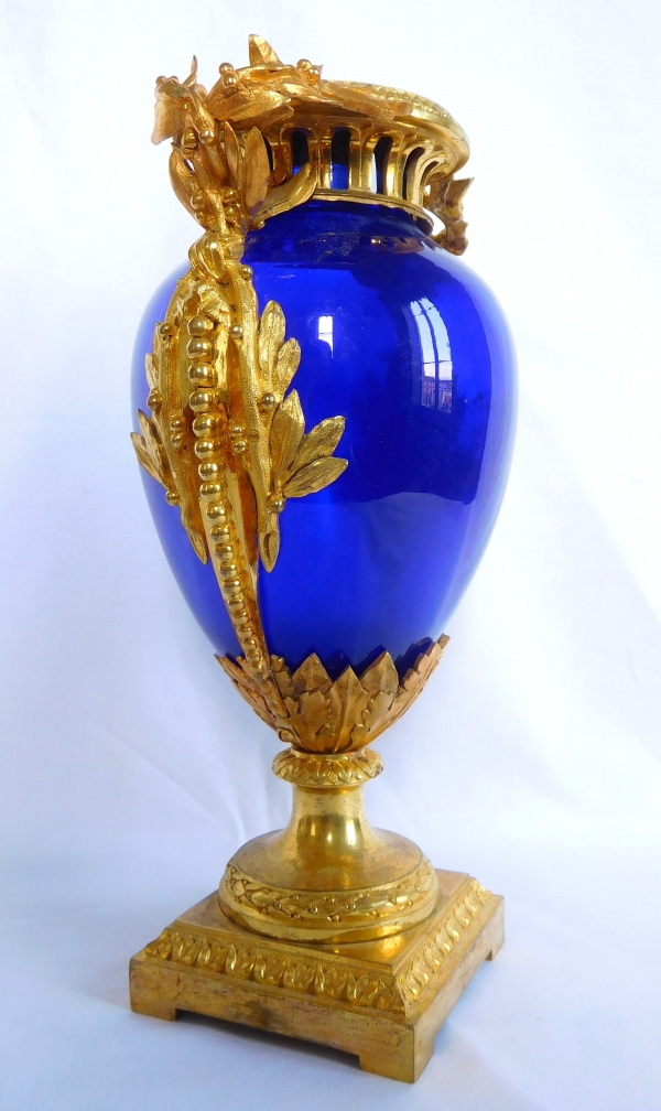 Vase d'ornement de style Louis XVI en cristal bleu et bronze doré attribué à Baccarat