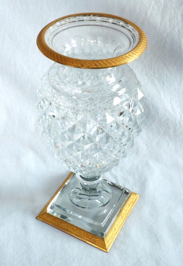 Vase d'époque Charles X en cristal du Creusot taillé, monture en bronze doré