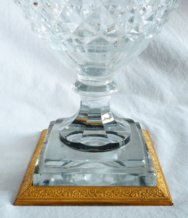 Vase d'époque Charles X en cristal du Creusot taillé, monture en bronze doré