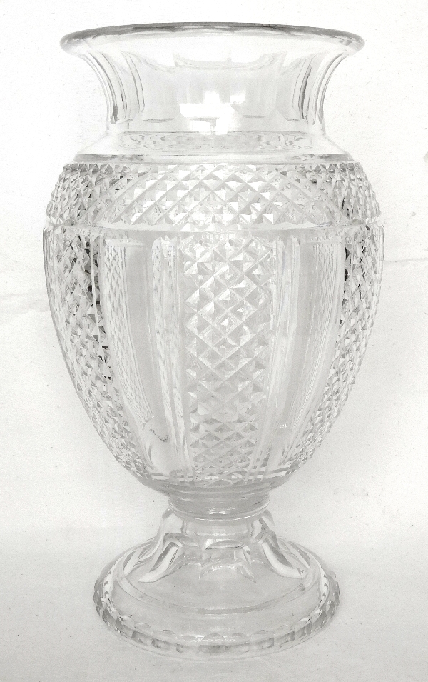 Grand vase Medicis en cristal de Saint Louis taillé en pointes de diamant, époque fin XIXe