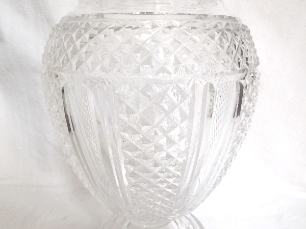 Spectaculaire vase Medicis en cristal de Saint Louis taillé en pointes de diamant, époque fin XIXe - 35,5cm
