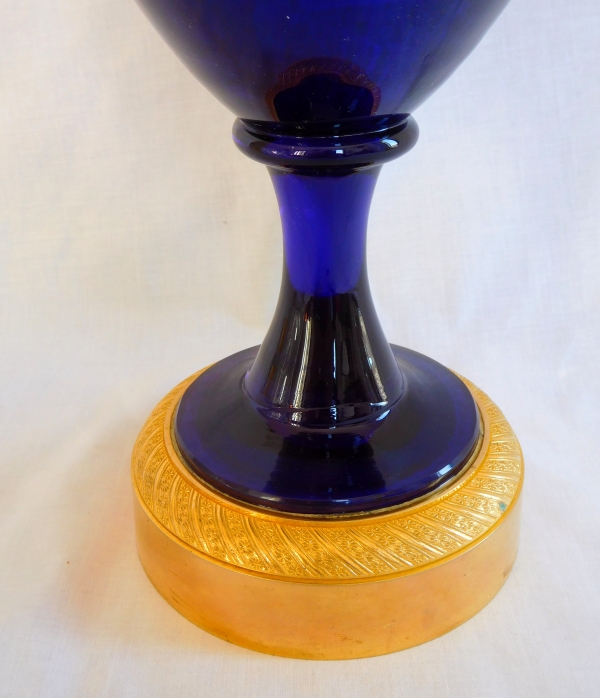 Grand vase pied de lampe en cristal de Baccarat bleu cobalt, monture en bronze doré