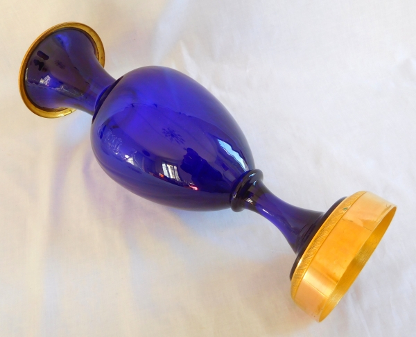Grand vase pied de lampe en cristal de Baccarat bleu cobalt, monture en bronze doré