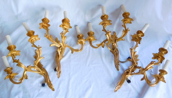 Série de 4 appliques de style Louis XV en bronze ciselé et doré identiques