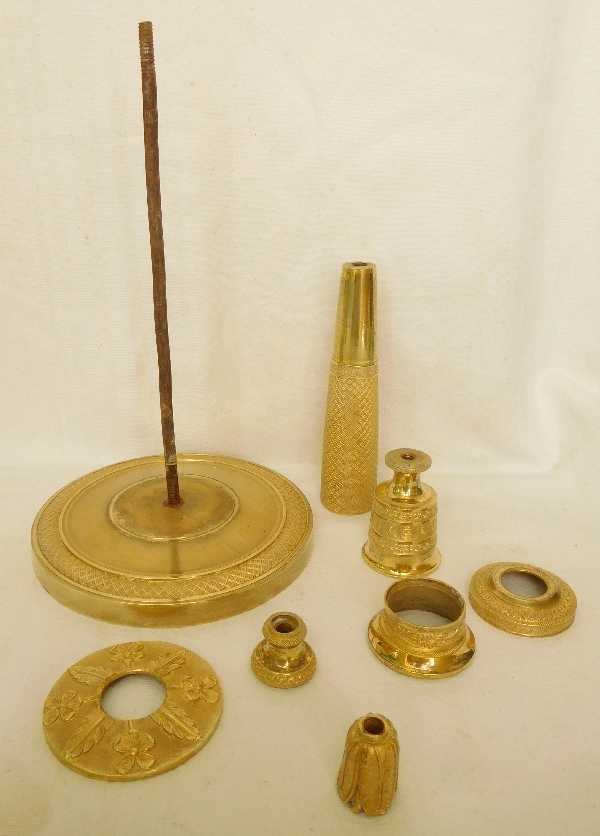 Paire de bougeoirs / flambeaux en bronze doré au mercure d'époque Directoire Consulat