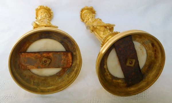 Paire de flambeaux, bougeoirs en bronze ciselé et doré, travail néo-classique russe fin XVIIIe siècle