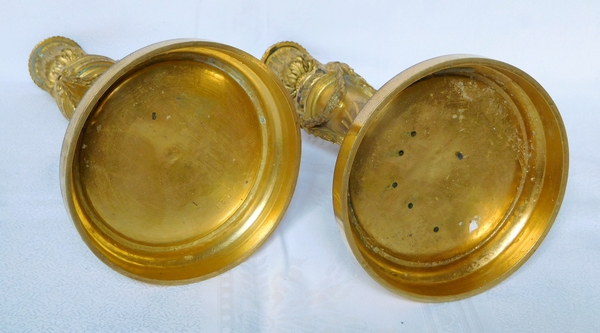 Paire de bougeoirs de style Louis XVI en bronze ciselé et doré